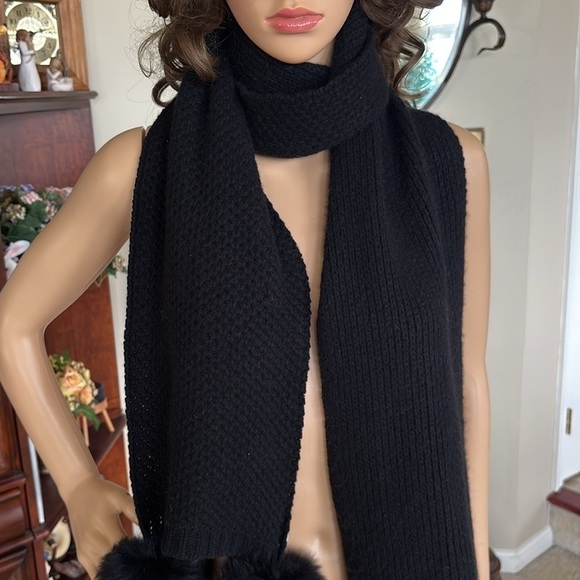 Brand New UGG 100% Cashmere Black Knit Scarf w/ Real Lamb Fur Sheepskin Pom Poms - Picture 3 of 15